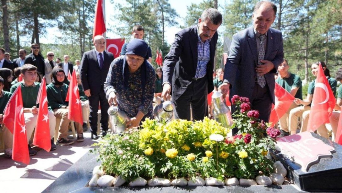 BAKAN TEKİN, ŞEHİT ÖĞRETMEN AYBÜKE YALÇIN'IN KABRİNİ ZİYARET ETTİ